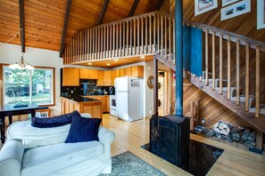 House (2 Bedrooms) | Living area - 99MBR - Hot Tub - WiFi - Pets Ok - BBQ - Sleeps 6 (Deming)