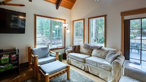 House (2 Bedrooms) | Living room | DVD player - 99MBR - Hot Tub - WiFi - Pets Ok - BBQ - Sleeps 6 (Deming)