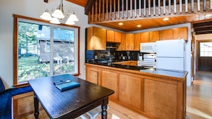 House (2 Bedrooms) | Private kitchen | Coffee/tea maker, oven, toaster, cleaning supplies - 99MBR - Hot Tub - WiFi - Pets Ok - BBQ - Sleeps 6 (Deming)