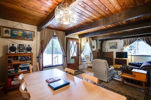 Villa (2 Bedrooms) | Salle de séjour | Cheminée, lecteur de DVD