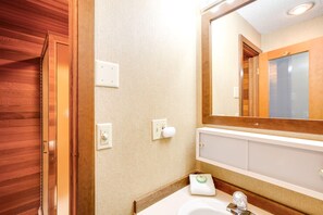 Apartment (2 Bedrooms) | Bathroom | Shower, towels, soap, toilet paper