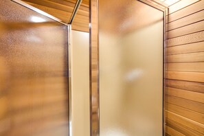 아파트 (2 Bedrooms) | 욕실 | 샤워 시설, 타월, 비누, 화장지