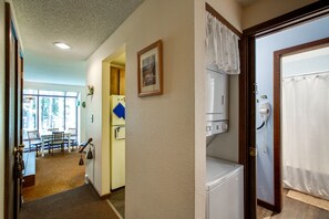 อพาร์ทเมนท์ (1 Bedroom) | ห้องน้ำ | ผ้าเช็ดตัว, สบู่, กระดาษชำระ