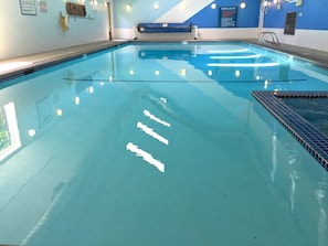 Een binnenzwembad, een verwarmd zwembad