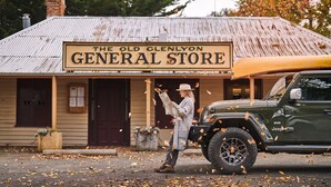 Vanhoja tavaroita myyvä liike nimeltä ’The Old Glenlyon General Store’, jonka edessä on pysäköitynä klassinen auto.