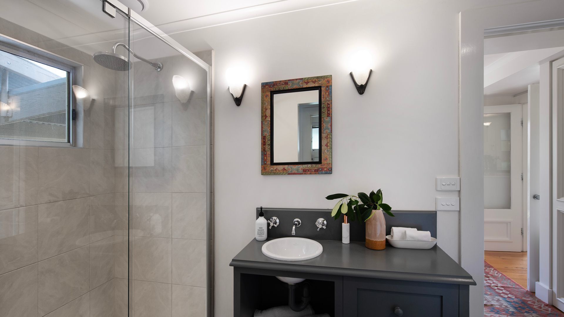 Een douche, gratis toiletartikelen, een haardroger