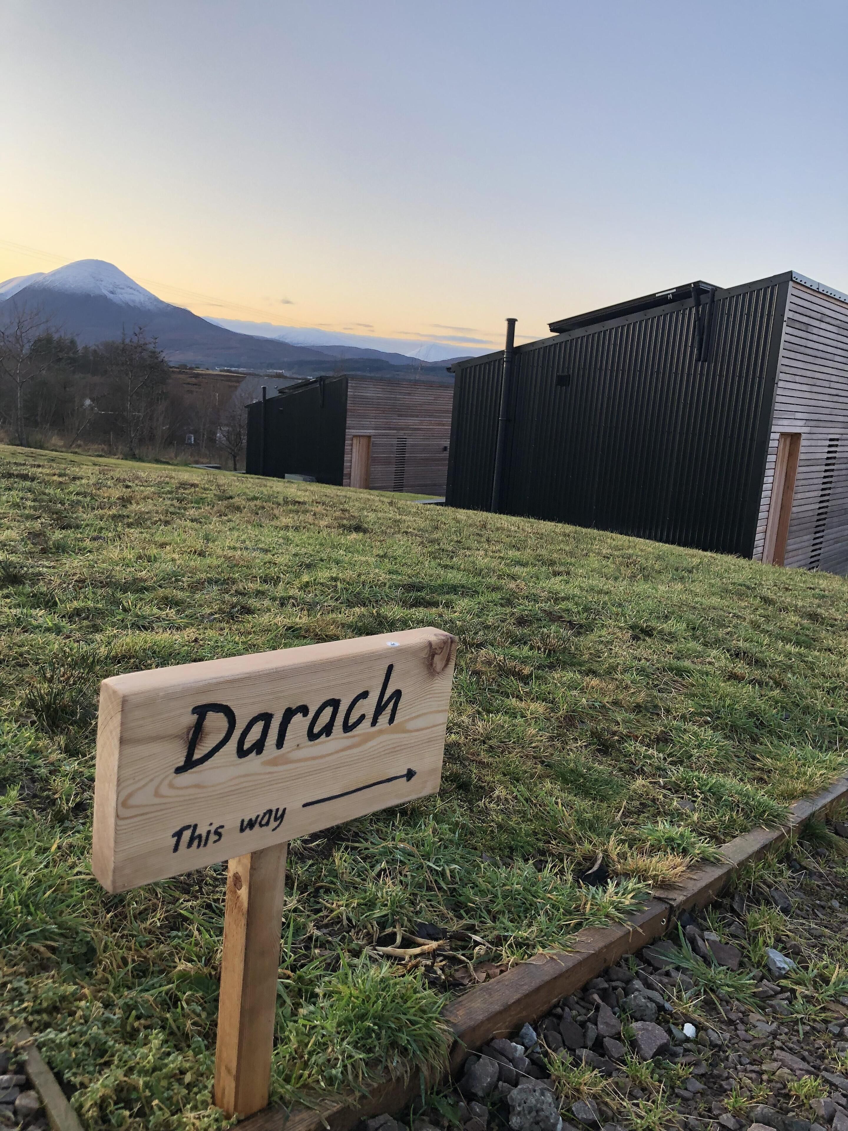 A wooden sign with the text "Darach This way" pointing to a direction.