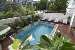 Outdoor pool, open 7:00 AM to 10:00 PM, pool umbrellas - Hoteldelhomme (Phnom Penh)