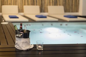 Una piscina al aire libre, sombrillas