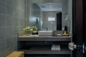 Deluxe Double Room | Bathroom sink - Hoteldelhomme (Phnom Penh)