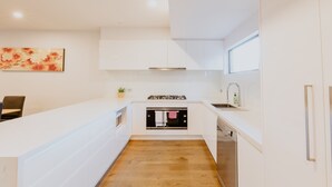 Geladeira grande, micro-ondas, fogão, cooktop