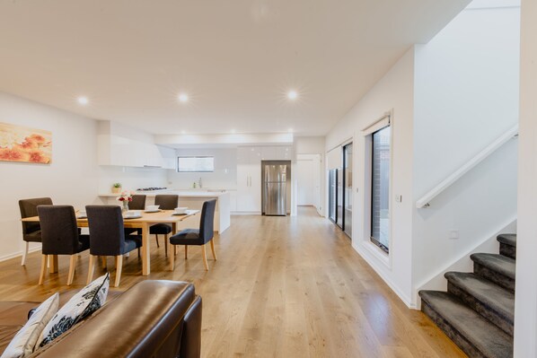 Flat-screen TV - 114glen Manor 1 (Glen Waverley)