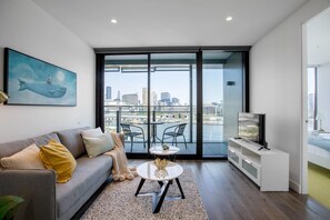 TV - 87 Docklands 2BD 2BTH Waterside with Carpark (Docklands)