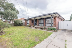 Exterior - 111relaxing Family Getaway in Burwood (Burwood East)