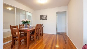 Private kitchen - 111relaxing Family Getaway in Burwood (Burwood East)
