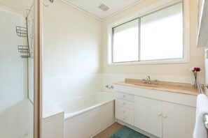 Bathroom - 111relaxing Family Getaway in Burwood (Burwood East)