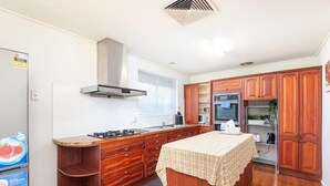 Private kitchen - 111relaxing Family Getaway in Burwood (Burwood East)