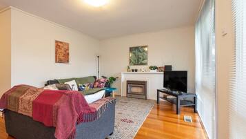 3 bedrooms, iron/ironing board, bed sheets