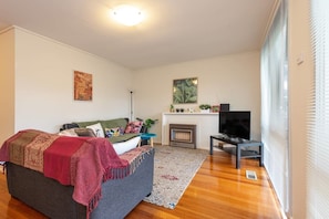 3 bedrooms, iron/ironing board, bed sheets - 111relaxing Family Getaway in Burwood (Burwood East)