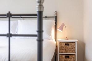 3 kamar tidur, setrika/meja setrika, dan seprai linen