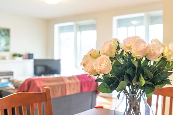 3 kamar tidur, setrika/meja setrika, dan seprai linen