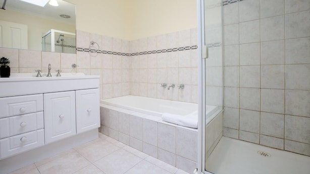 Bathroom - 98tullamarine6mins Airportholiday House (Tullamarine)