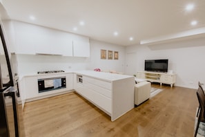 Full-sized fridge, microwave, oven, stovetop