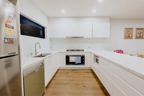 Full-sized fridge, microwave, oven, stovetop