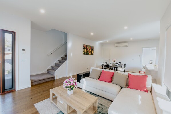 Flat-screen TV - 115glen Manor 2 (Glen Waverley)