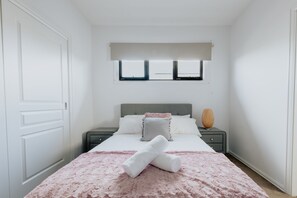 4 bedrooms, iron/ironing board, free WiFi, bed sheets - 115glen Manor 2 (Glen Waverley)