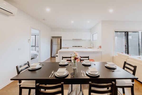 大型冰箱、微波爐、烤箱、爐台