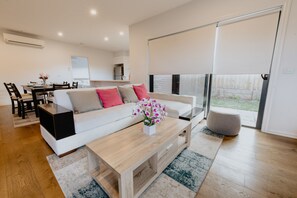 Flat-screen TV - 115glen Manor 2 (Glen Waverley)