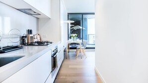 Coffee/tea maker, fridge, microwave, oven - 33 Mel Skyline Lvl 48 2BR 2 BTH Aptmel Cenfree Tram (Melbourne)