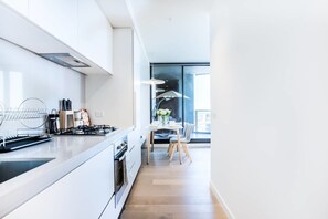 Geladeira, micro-ondas, fogão, cooktop