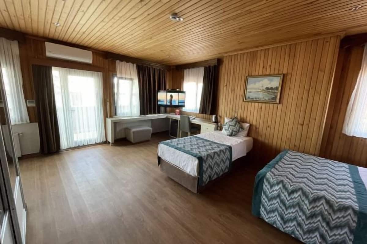 Premium bedding, down comforters, minibar, desk
