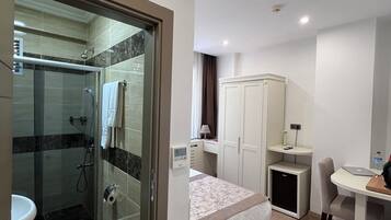 Single Room, 1 Single Bed | Premium bedding, down duvets, minibar, desk