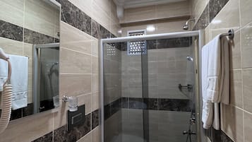 Single Room, 1 Katil Bujang (Single) | Bilik Mandi | Pancuran mandi, kelengkapan dandanan diri mesra alam, pengering rambut
