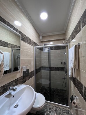 Habitación individual, 1 cama individual | Baño | Ducha, artículos de higiene personal ecológicos y secador de pelo