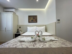 雙人房 | 高級寢具、羽絨被、迷你吧、書桌