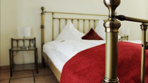 Iron/ironing board (on request), cribs (free), rollaway beds (surcharge) - Akazienhof Hotel & Brauhaus (Cologne)