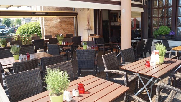 Outdoor dining - Akazienhof Hotel & Brauhaus (Cologne)