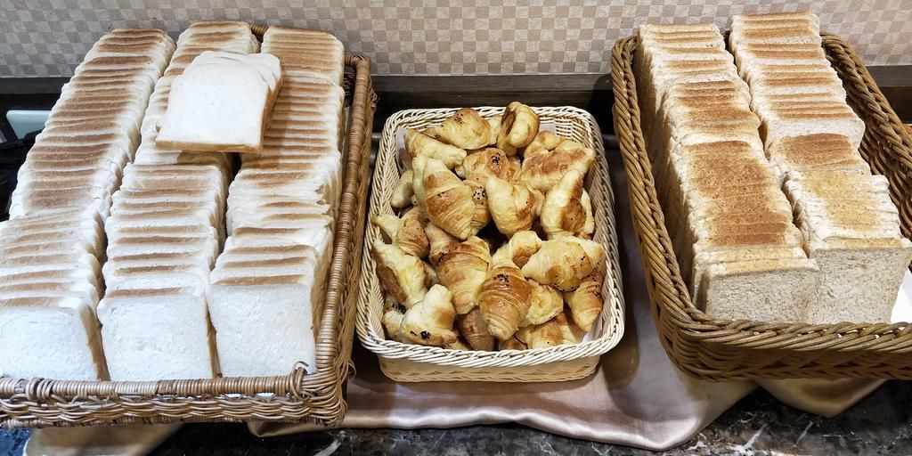 free daily self-service breakfast