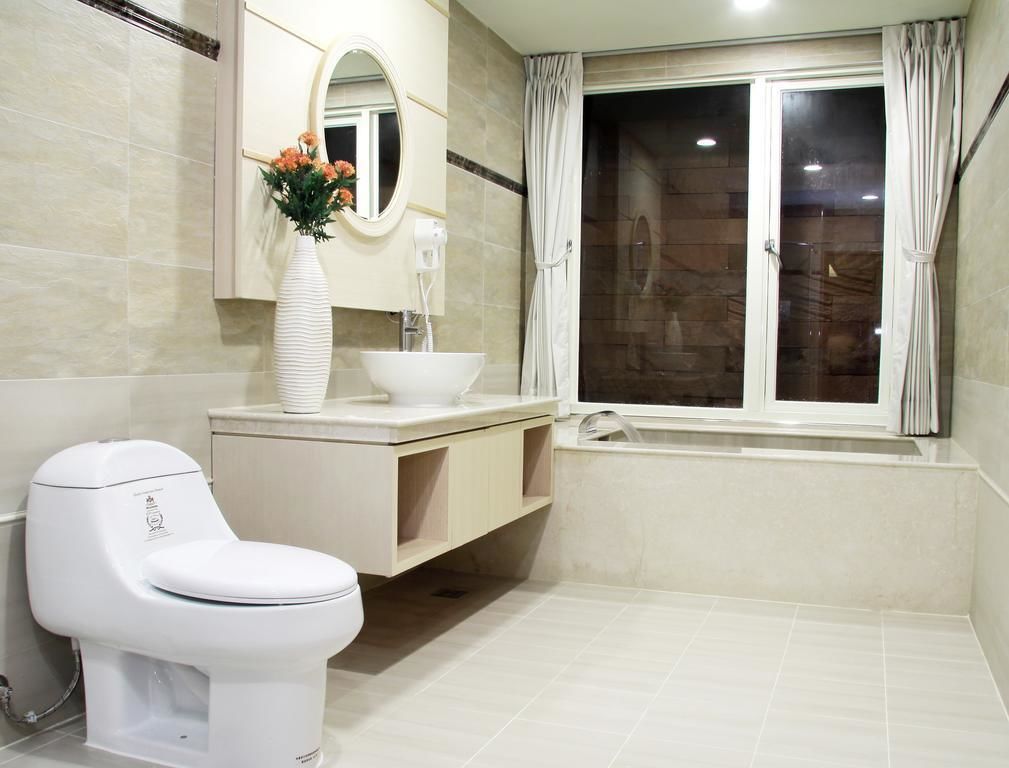 quadruple room (for safety reasons, minimum occupancy 2 adults) | bathroom | separate bathtub and shower, spring water bathtub, free toiletries