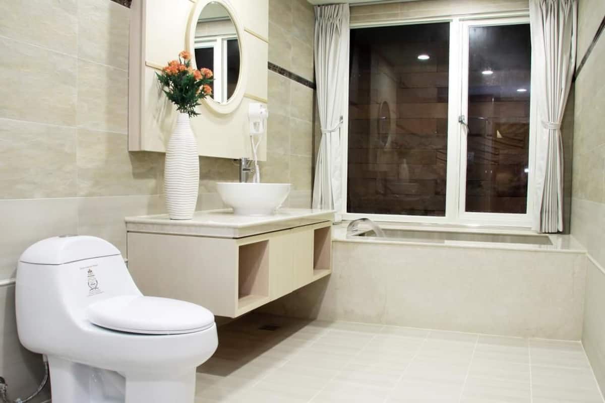 quadruple room (for safety reasons, minimum occupancy 2 adults) | bathroom | separate bathtub and shower, spring water bathtub, free toiletries