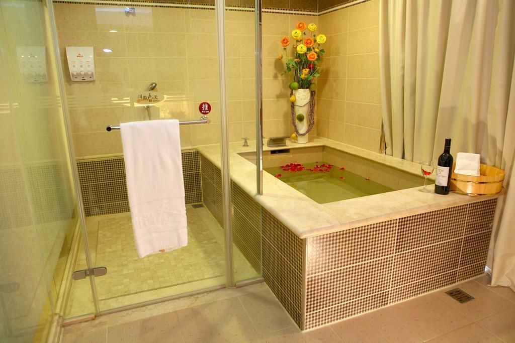 double room (for safety reasons, minimum occupancy 2 adults) | bathroom | separate bathtub and shower, spring water bathtub, free toiletries