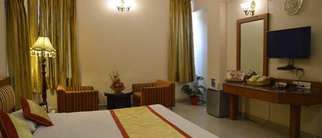 Escritorio, espacio para trabajar con laptop y cortinas blackout