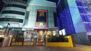 Un hotel con un letrero que dice "PAI VISTA HOTEL & PARTY HALL" y otro letrero "PAI VISTA HOTEL" en un idioma extranjero.