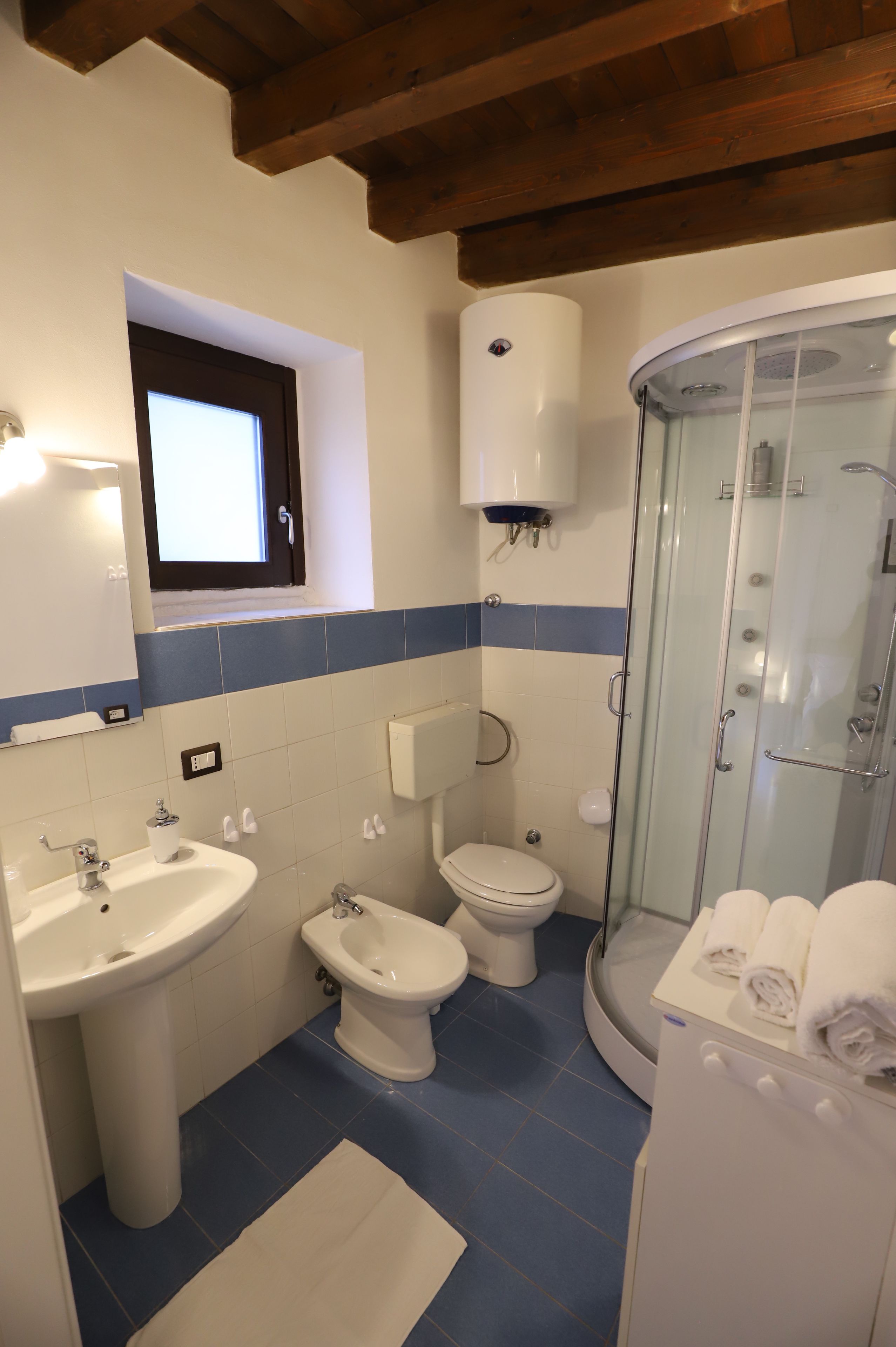 Ein Badezimmer mit Waschbecken, Bidet, Toilette und einer Duschkabine.