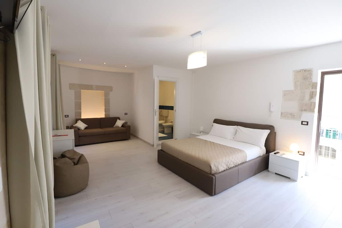 Studio | Premium bedding, blackout curtains, soundproofing, free cots/infant beds