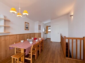 Dining - T3 duplex ski-in/ski-out, 9 ppl, parking (La Tania)